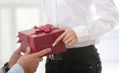 被領導提拔后,不要急著送禮,聰明人會用這3種方式表達感謝