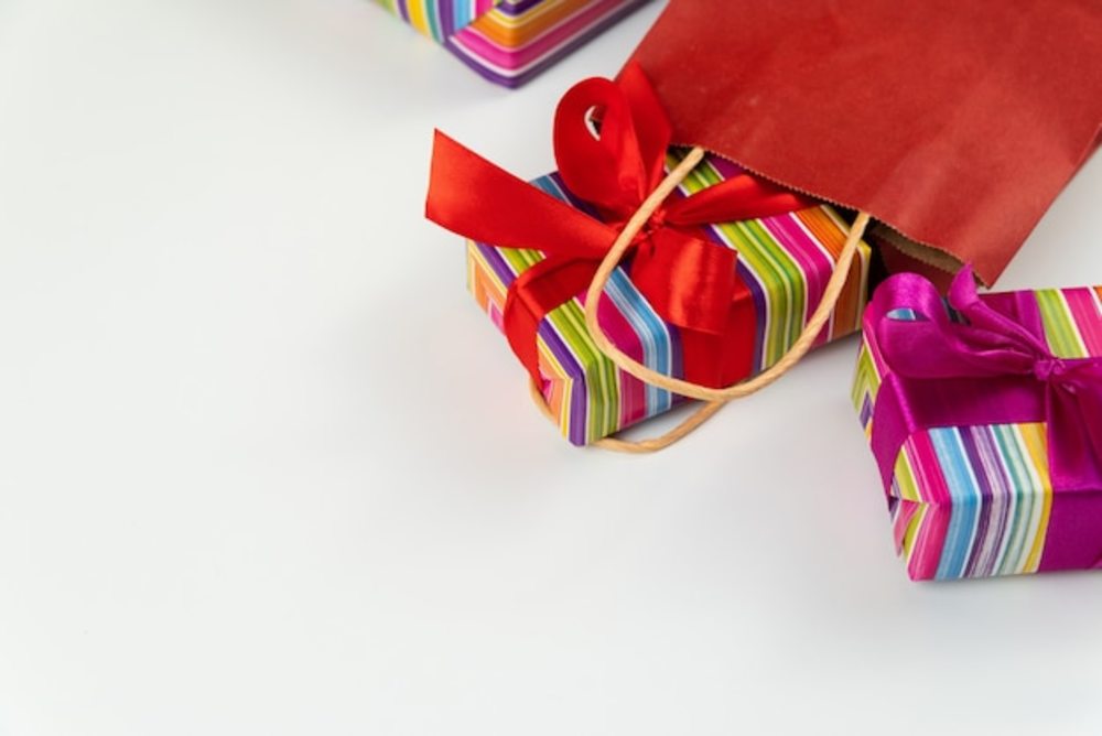 從紙袋里出來的五顏六色的禮物